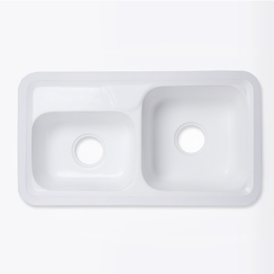 lavabo in superficie solida bianca