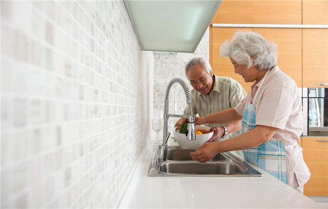Questo design della cucina rende gli anziani più comodi e a loro agio quando cucinano