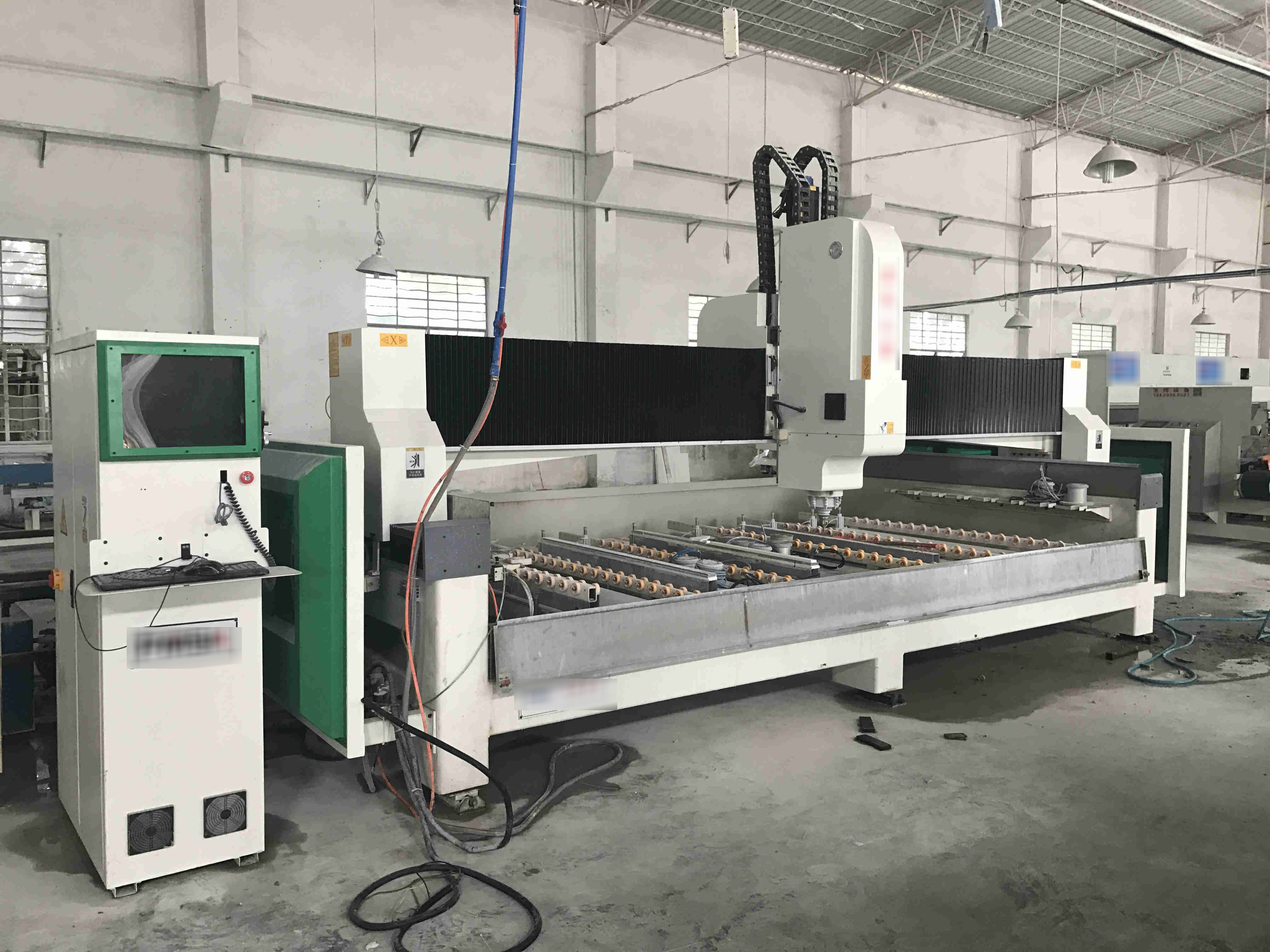 Accelerare l'automazione della fabbricazione di pietre di quarzo Il primo lotto di attrezzature per la fabbricazione di pietre di quarzo entra nel centro di formazione esperienziale